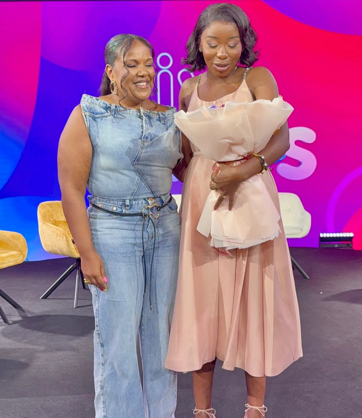 Duas mulheres com bouquet em evento