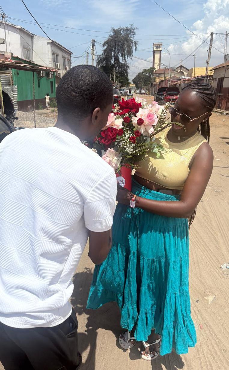 Casal na entrega de bouquet