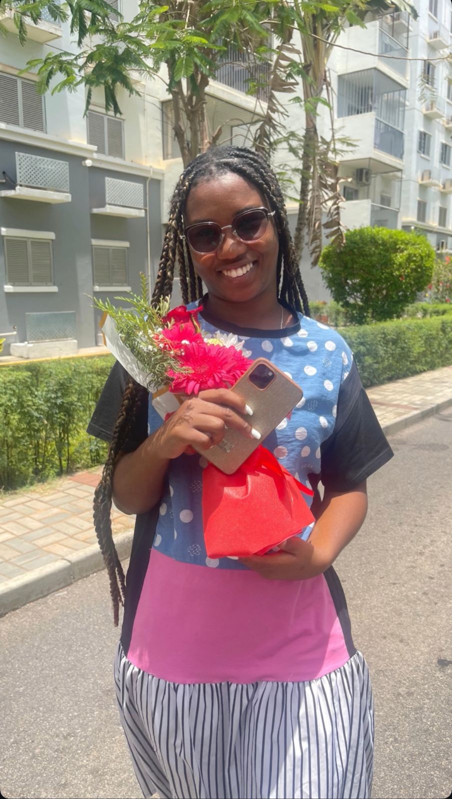 Cliente com flores e sorriso