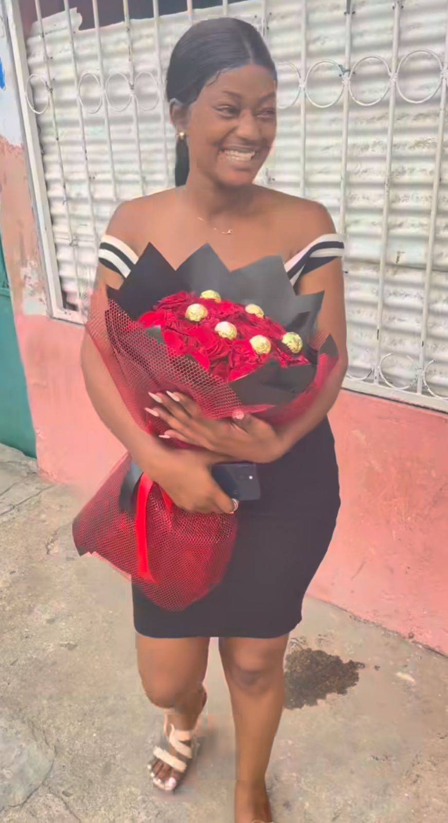 Cliente sorridente com bouquet de rosas e chocolates