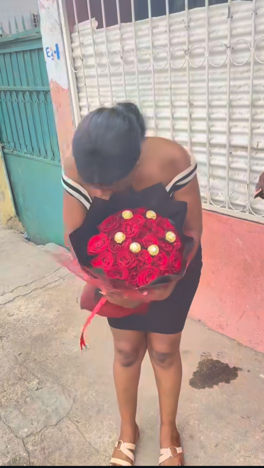Cliente a apreciar bouquet de rosas