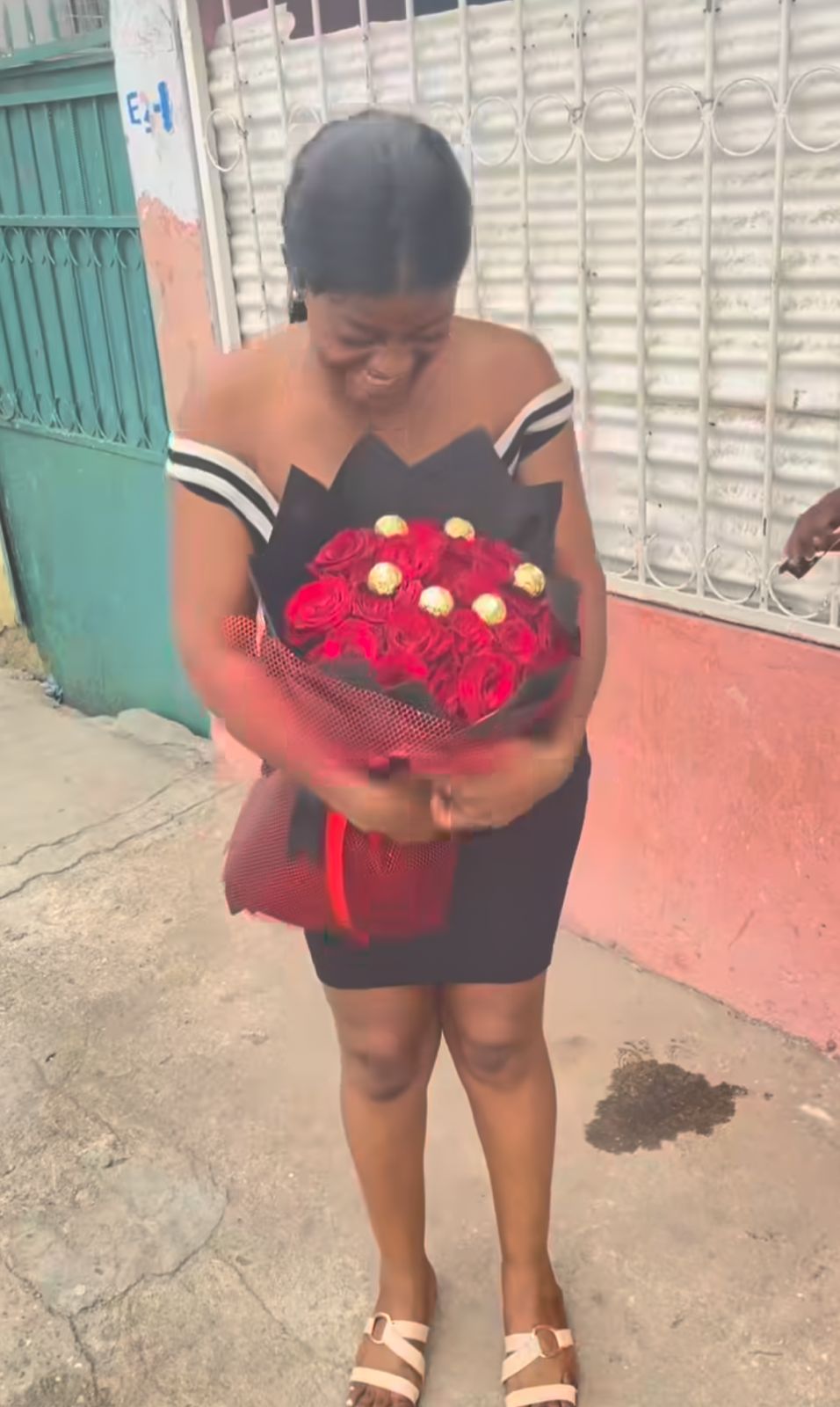 Cliente emocionada com flores