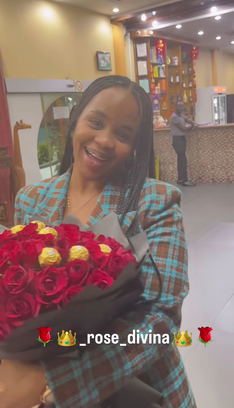 Cliente com arranjo e tag Rosé Divina